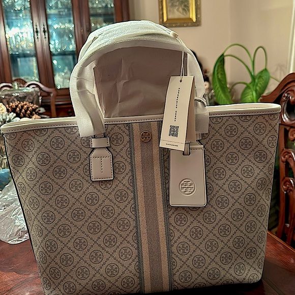 Tory Burch canvas tote, with strap. New❤️Sold🎉 - Picture 3 of 9